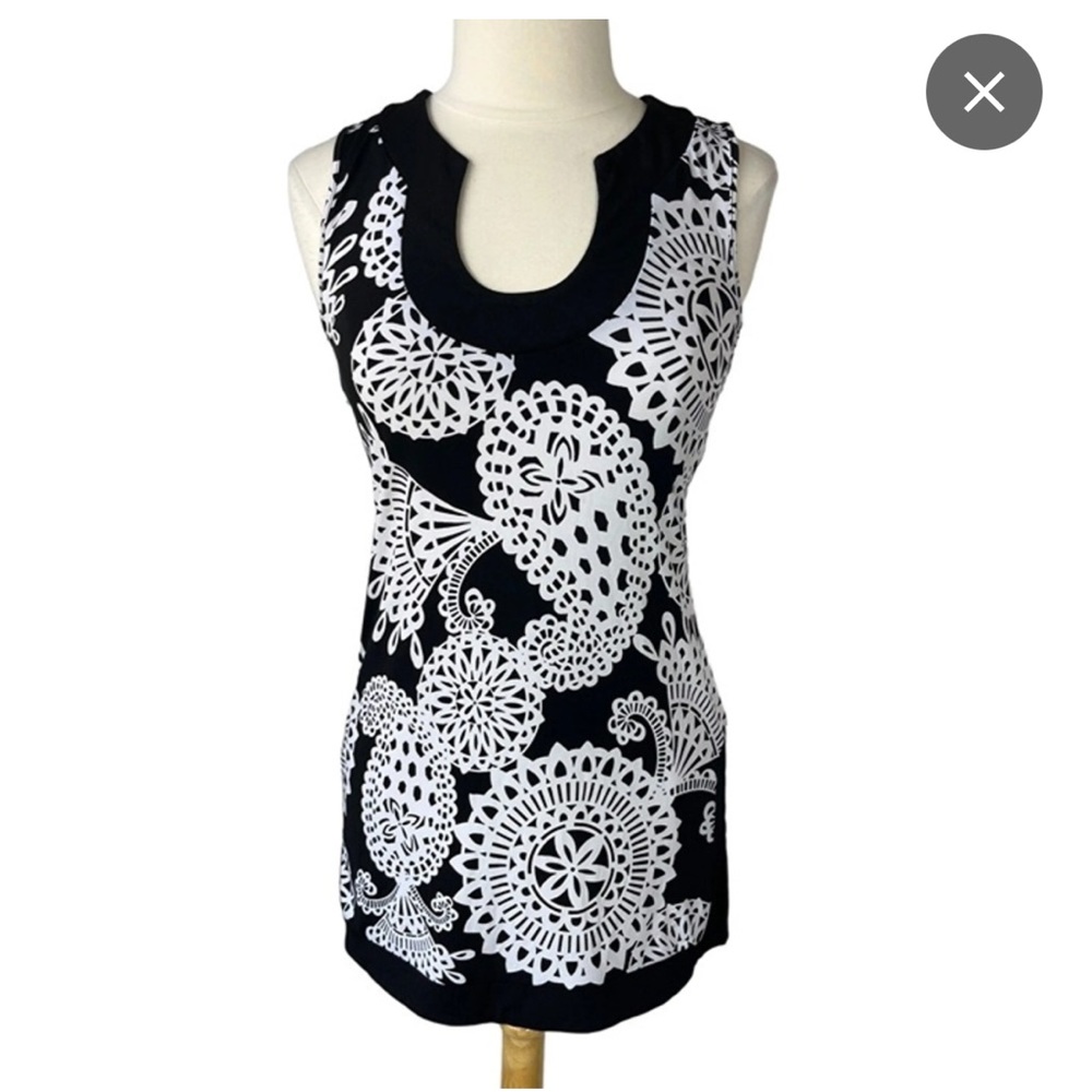 White House Black Market
Classic Above Knee & Mini...size M